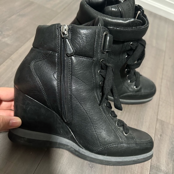 ❌SOLD❌ Prada wedge sneaker black leather - Picture 2 of 4